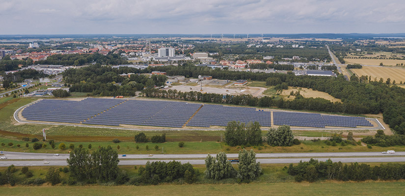 Bilden visar solcellspanelerna i Solpunkten i Kristianstad som ligger vid Sveriges lägsta punkt.