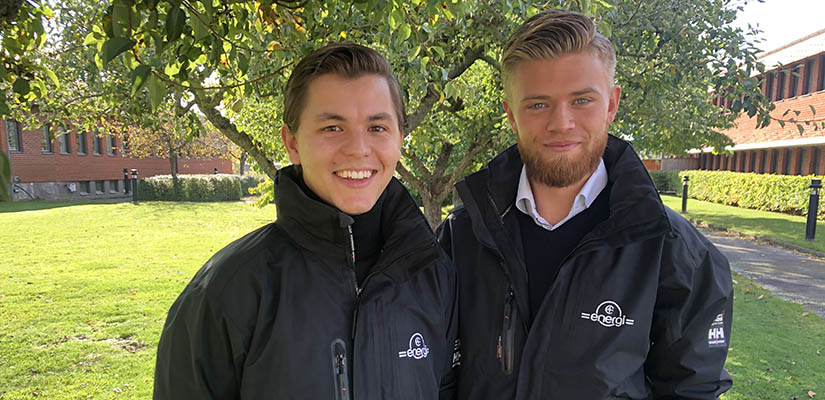 Bild på Maximilian Köllerstedt och Sebastian Nilsson iklädda svarta jackor med C4 Energis logotyp på.