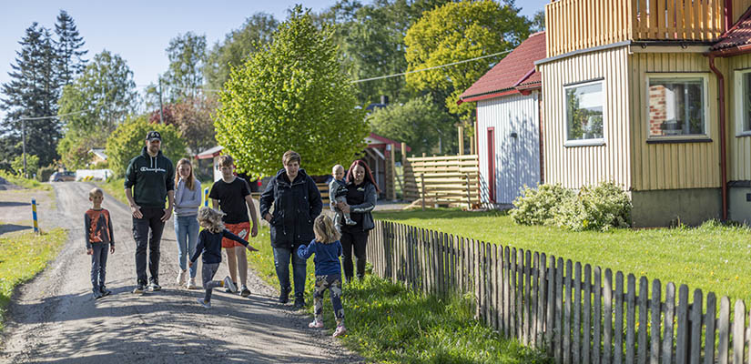 Familjen Perbranz promenerar längs Lyckedalsvägen.