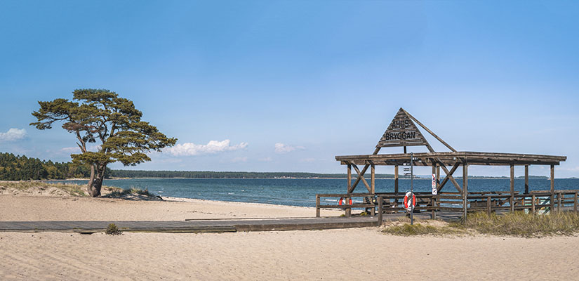 Vi över Åhusbryggan där man ser havet och sandstranden.