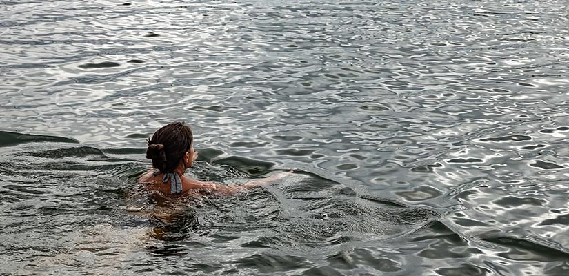 Kvinna simmar 825x400.jpg