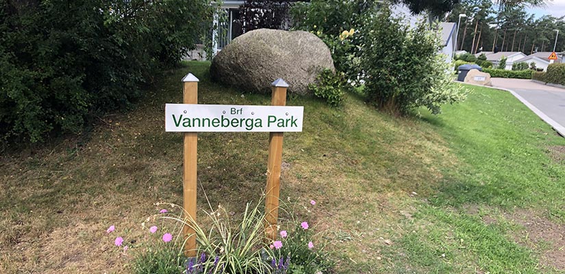 Bild på bostadsrättsföreningen Vanneberga parks skylt som finns utanför deras bostadsområde i Åhus.